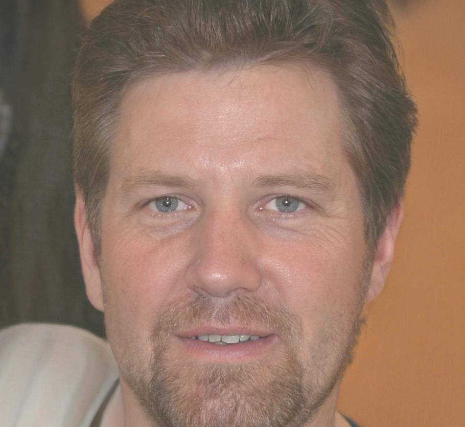 Portret van tevreden Playrova community lid Finn McKenzie